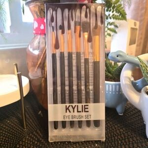 Kylie Makeup Brush Set with Black and Gold Handles